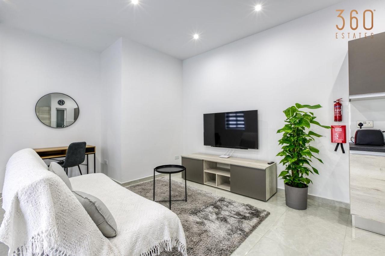 A Lovely 1Br Home With Balcony Just Off The Coast By 360 Estates San Giuliano Esterno foto